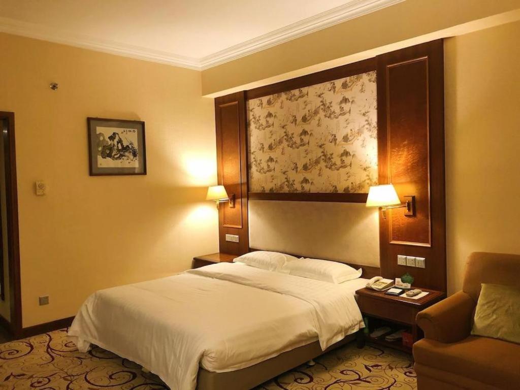Fenggang Gladden Hotel Tiantangwei Екстер'єр фото