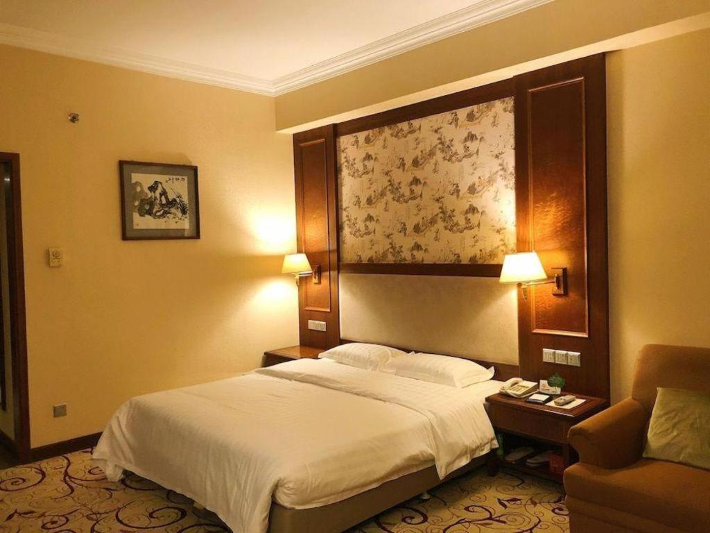 Fenggang Gladden Hotel Tiantangwei Екстер'єр фото
